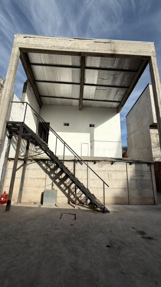 lOCAL CON GALPON Y DOS LOCALES EN VENTA